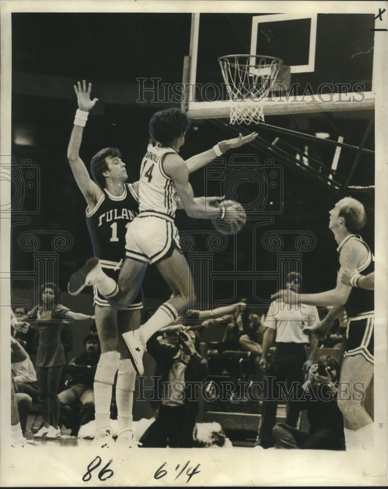 1976 Press Photo John Carnovale, Jeff Cummings in Sugar Bowl Basketball Game-Historic Images