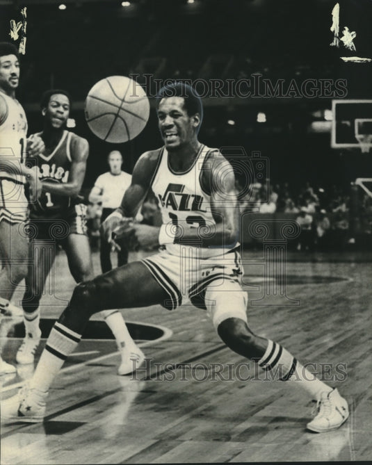 1975 Press Photo E. C. Coleman grimaces over loose ball in Basketball game-Historic Images