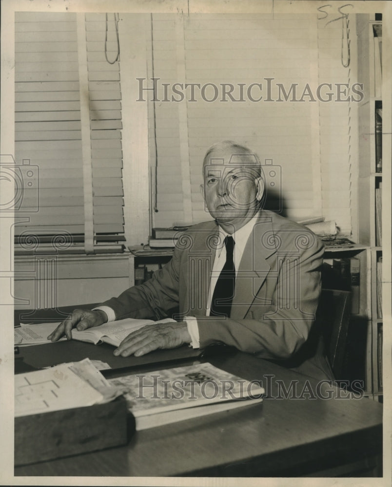 1954 Press Photo Doctor Carl A. Dawson, visiting professor of sociology - Historic Images