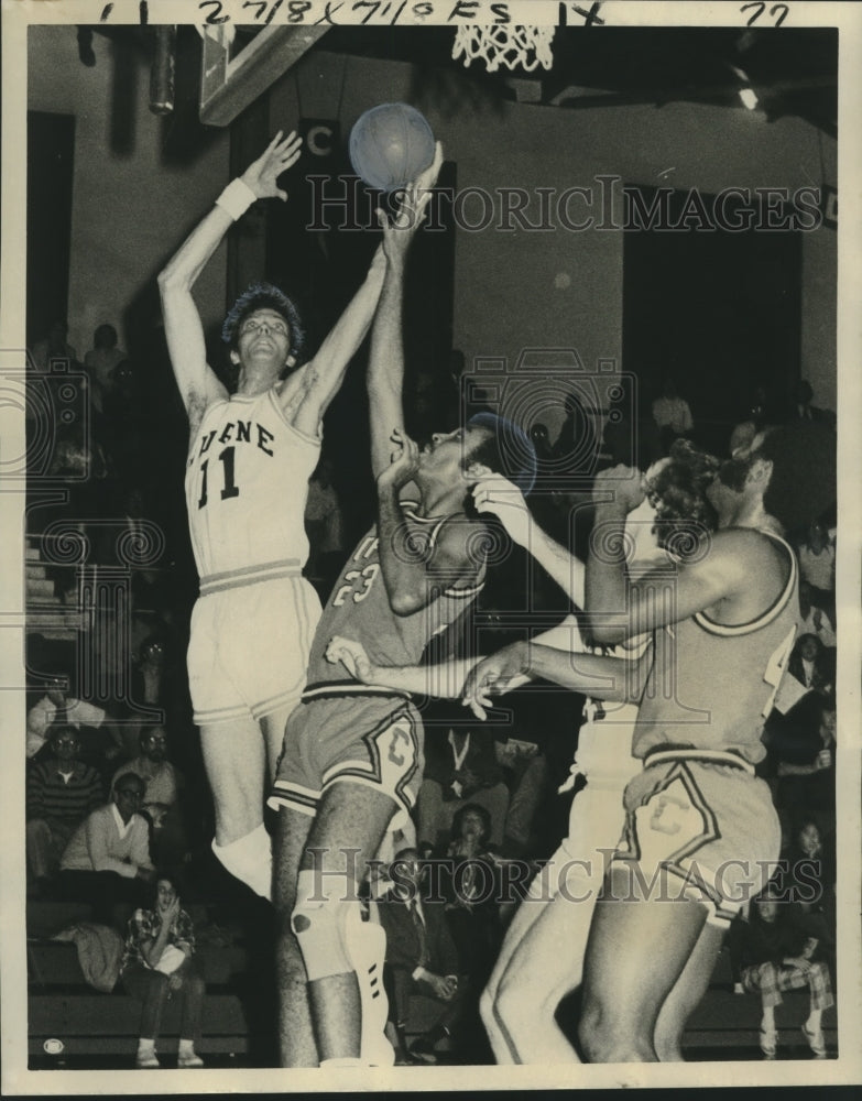 1977 Tulane Center Basketball Player Jeff Cummings with Others, Game - Historic Images