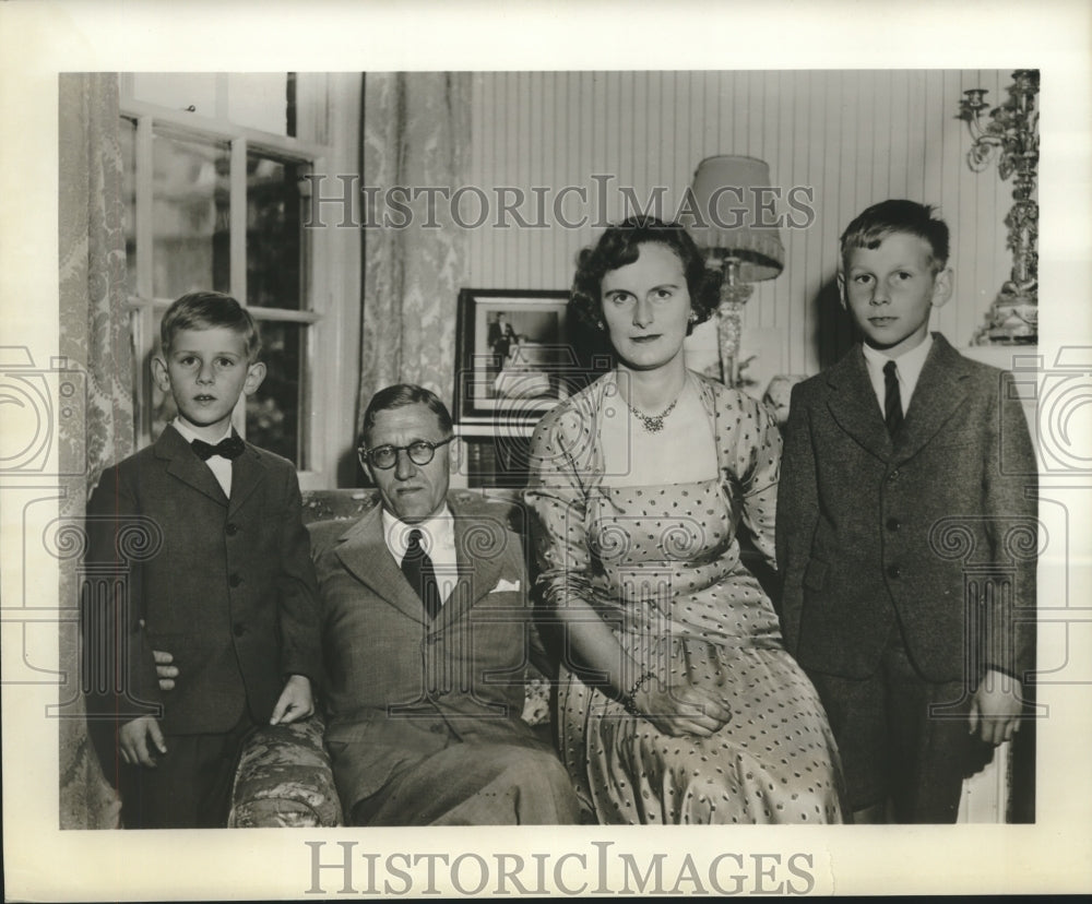 1955 Press Photo Mr. John E. Coulson, Minister at British Embassy with Family-Historic Images