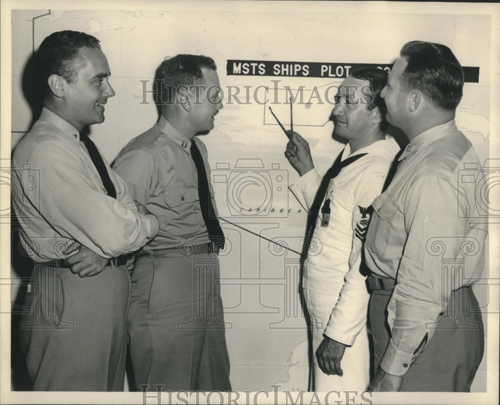 1954 Press Photo Lt. Comdr. P.D. Davis, with fellow Naval Reserve Officers-Historic Images