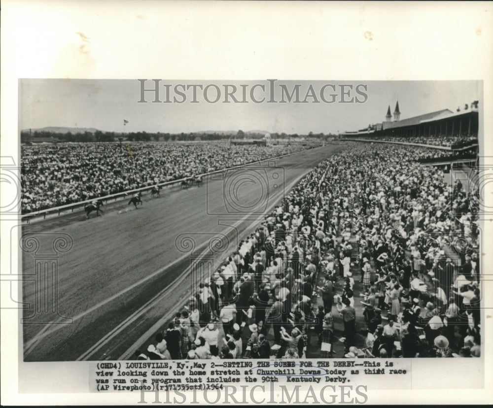 1964 Press Photo The crowd gathered by the home stretch at Churchill Downs - Historic Images