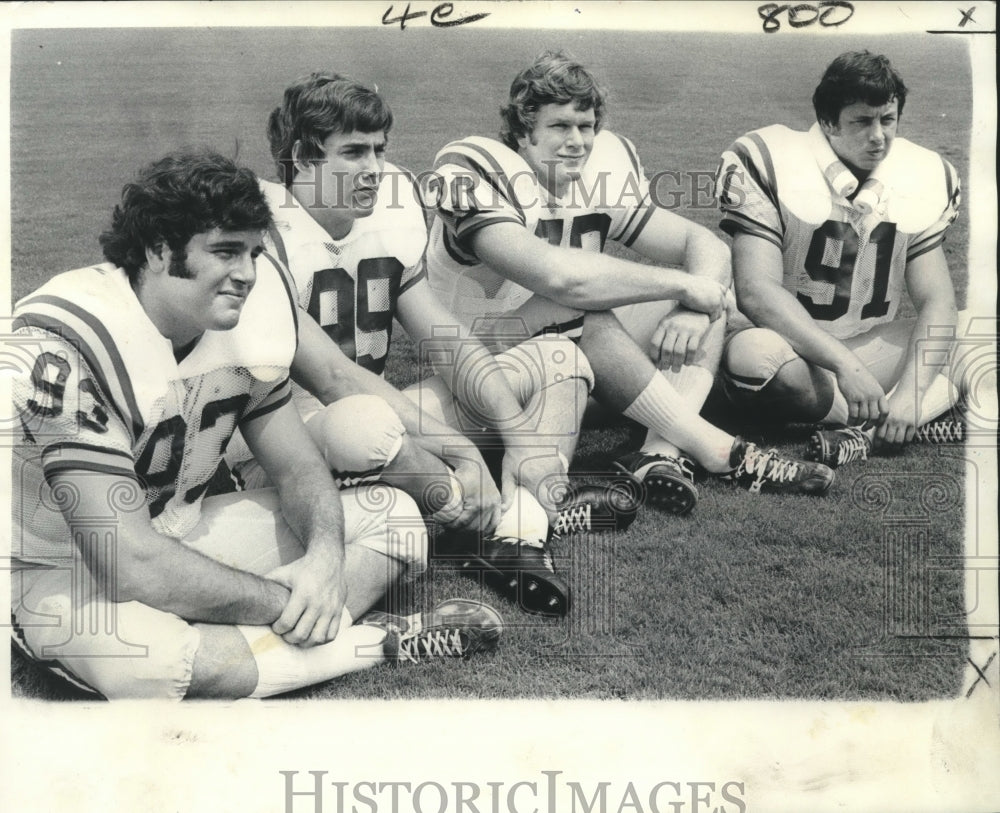 1973 Press Photo Ron Daily, Kenny Bordelon And Others On Football Team 