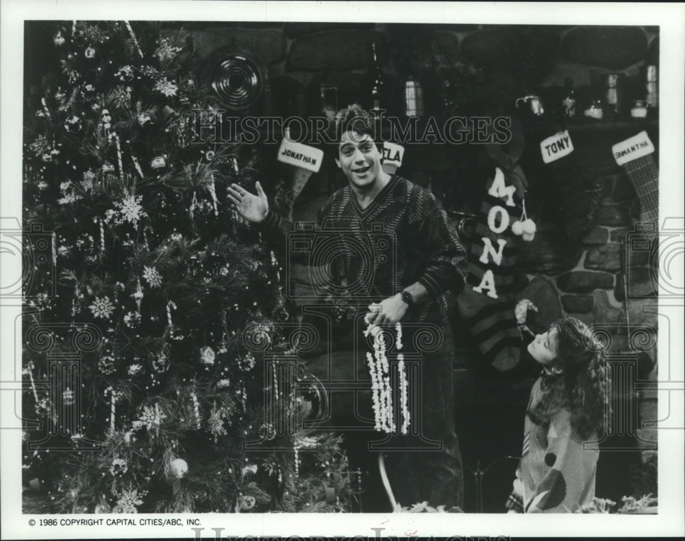 1986 Press Photo Actors Tony Danza, Alyssa Milano in &quot;Who&#39;s the Boss?&quot;-Historic Images