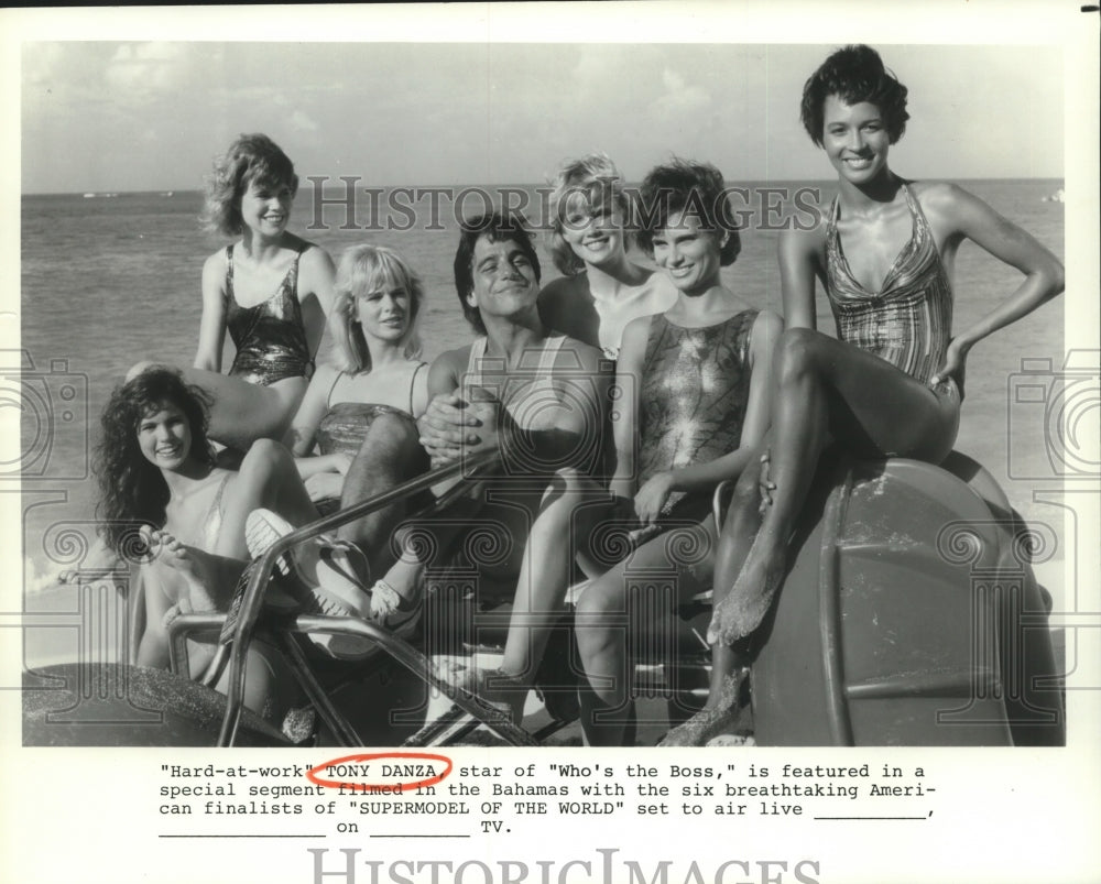 1986 Who&#39;s the Boss Star Tony Danza with Six Supermodel Finalists - Historic Images