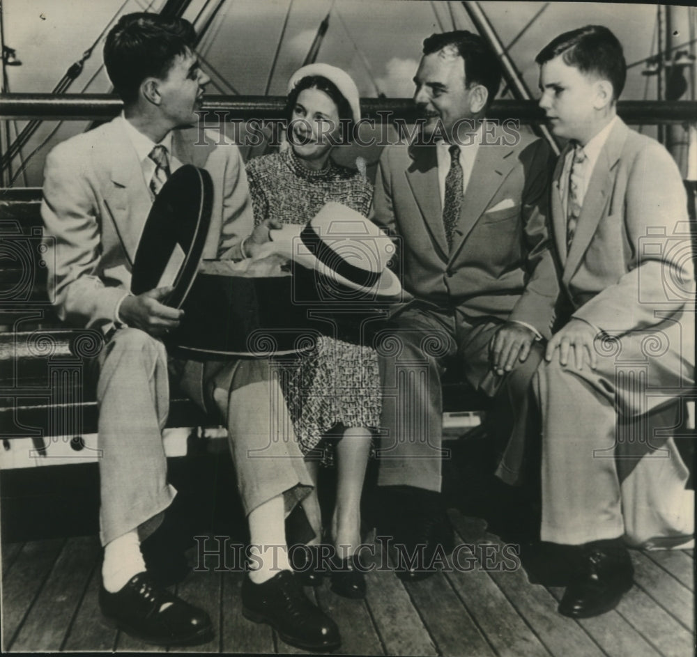 1949 Press Photo Governor Tom Dewey with Wife and two Sons, Tom Junior, John- Historic Images