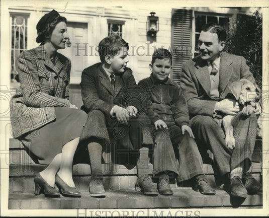 1942 Press Photo New York's Governor-elect Thomas E. Dewey with his family-Historic Images