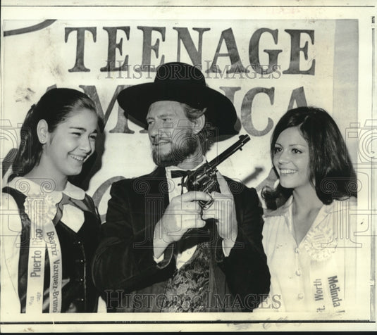 1969 Press Photo Gunman Jim Dakota with Beatriz Vasques-Bruno and Melinda Ramos-Historic Images