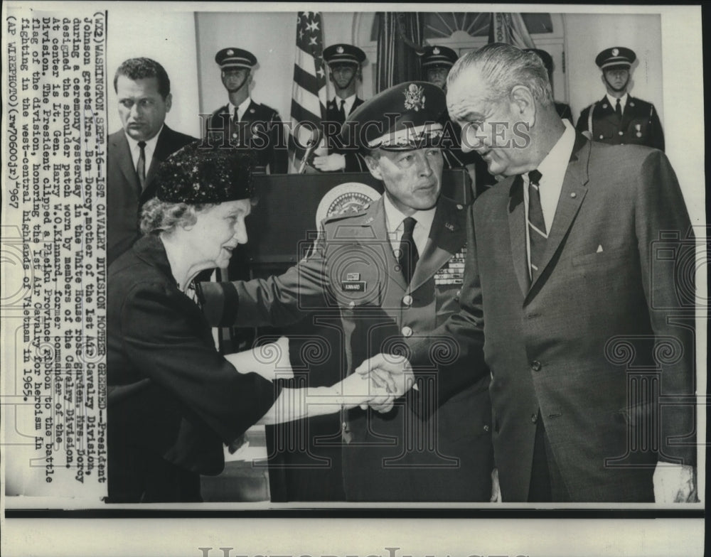 1965 Press Photo President Johnson greets Mrs. Ben Dorcy Rose Garden White House-Historic Images