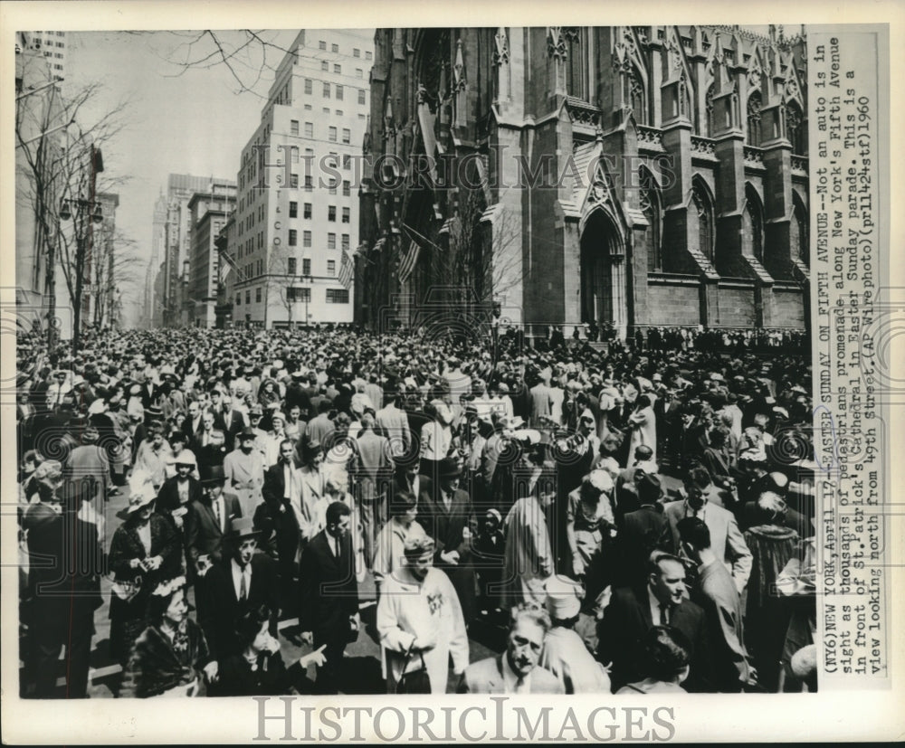 1960 Press Photo New York&#39;s Fifth Avenue in front of Saint Patrick&#39;s Cathedral-Historic Images