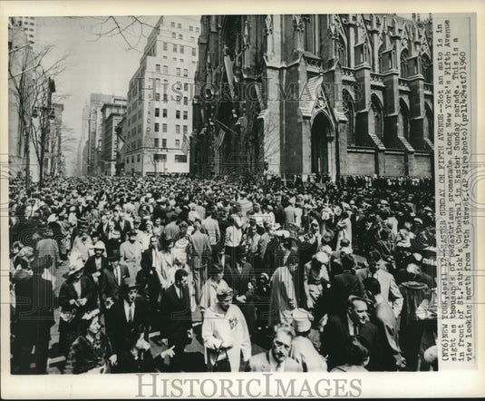 1960 Press Photo New York's Fifth Avenue in front of Saint Patrick's Cathedral-Historic Images