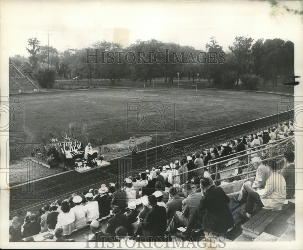 1958 Press Photo Christians at Behrman Memorial Stadium for Easter Sunrise Event - Historic Images