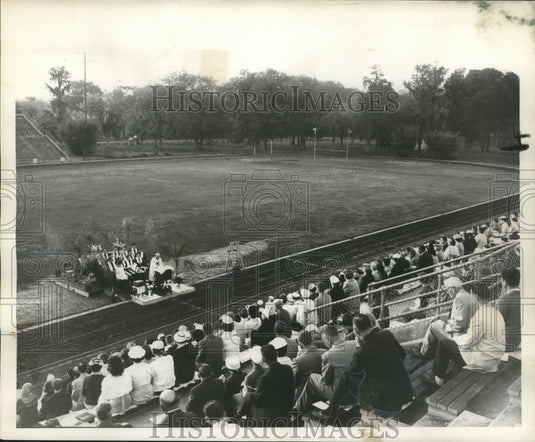 1958 Press Photo Christians at Behrman Memorial Stadium for Easter Sunrise Event - Historic Images