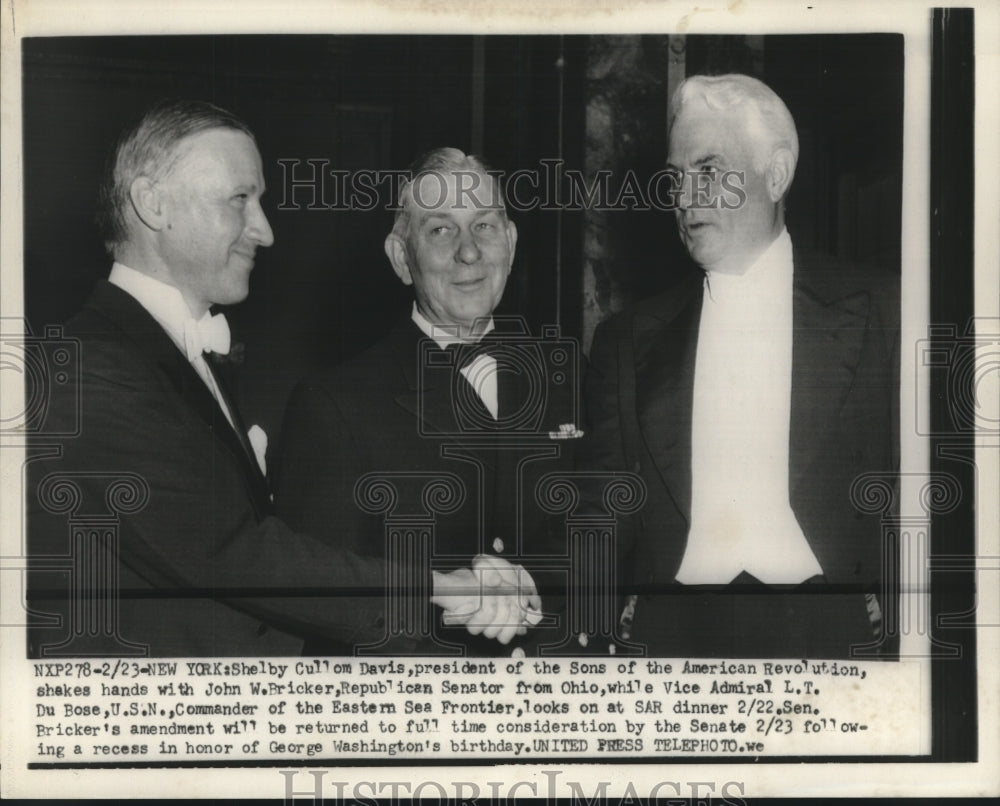 1954 Press Photo Shelby Davis &amp; John Bricker shake hands as Du Bose looks on-Historic Images