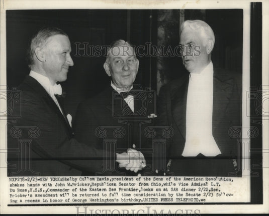 1954 Press Photo Shelby Davis & John Bricker shake hands as Du Bose looks on-Historic Images