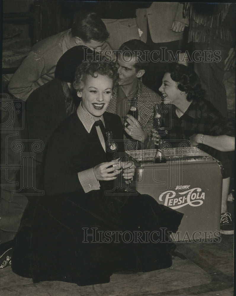 1951 Press Photo Faye Emerson star of Pepsi-Cola's "WONDERFUL TOWN" on CBS-TV- Historic Images