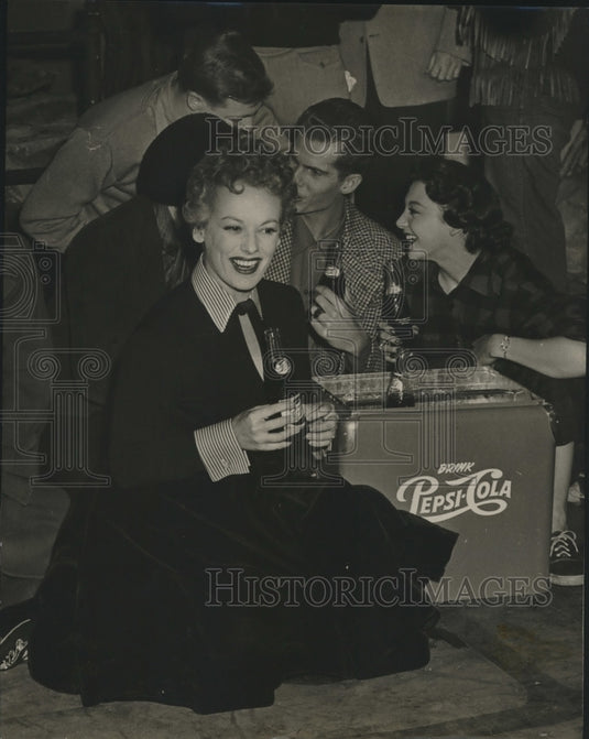 1951 Press Photo Faye Emerson star of Pepsi-Cola's "WONDERFUL TOWN" on CBS-TV- Historic Images