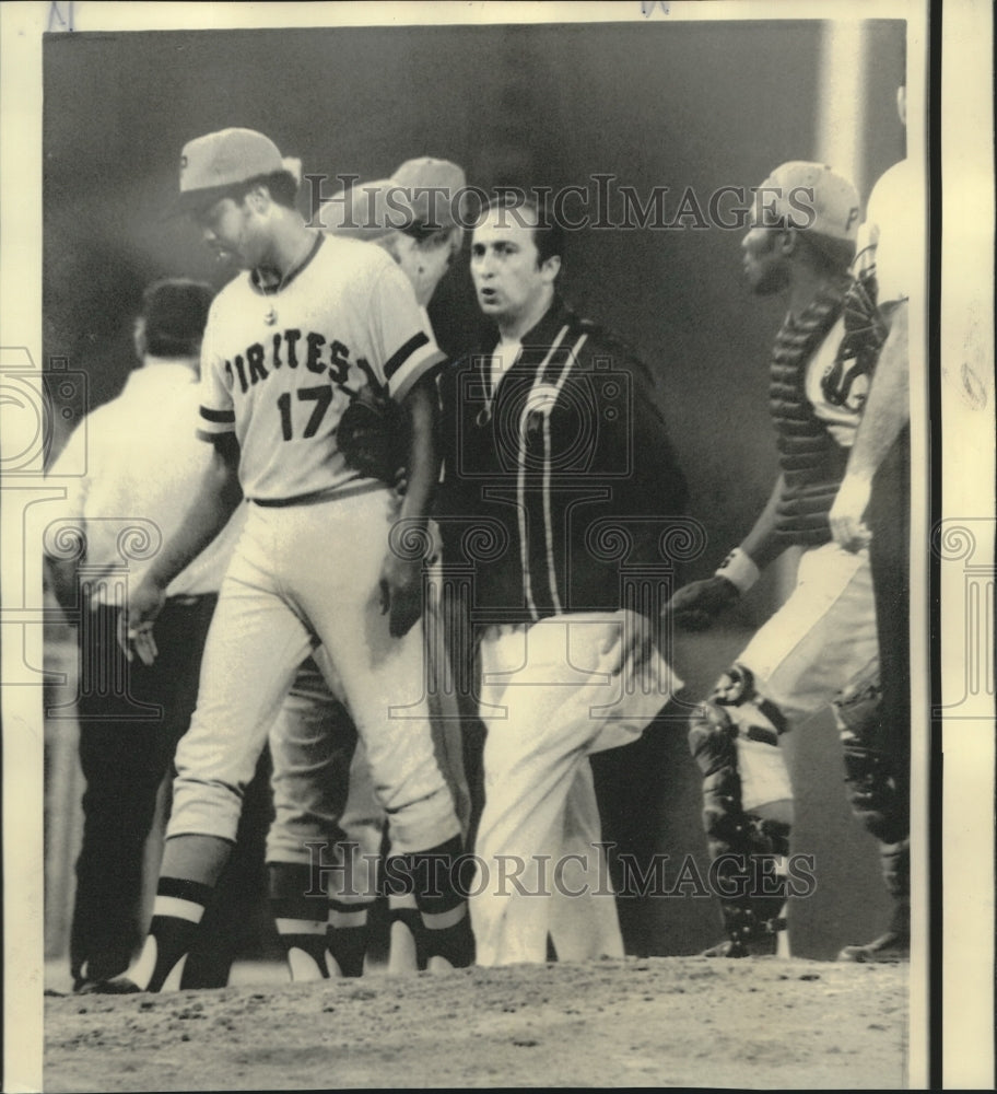 1974 Press Photo Pirates&#39; pitcher led from mound with broken hand, Manny watches-Historic Images