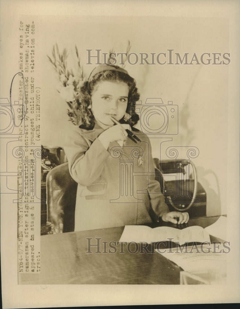 1946 Press Photo Patty Foster, youngest television star, signs contract-Historic Images