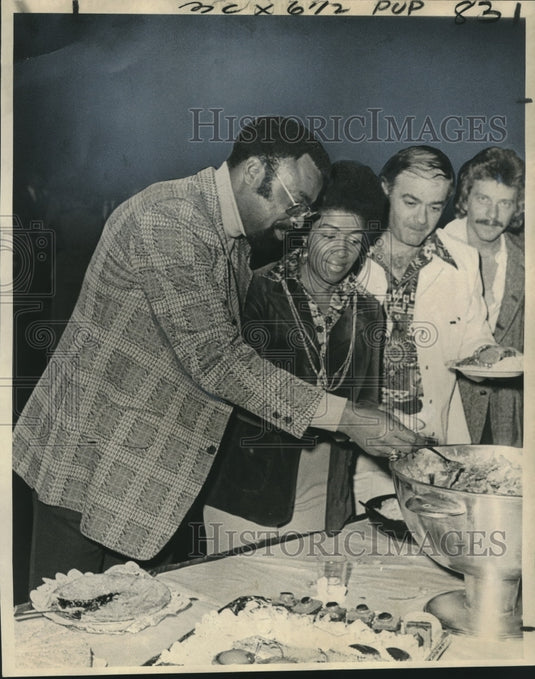 1975 Press Photo Frank & Velma Gilliam in Minnesota Vikings chow line. - Historic Images