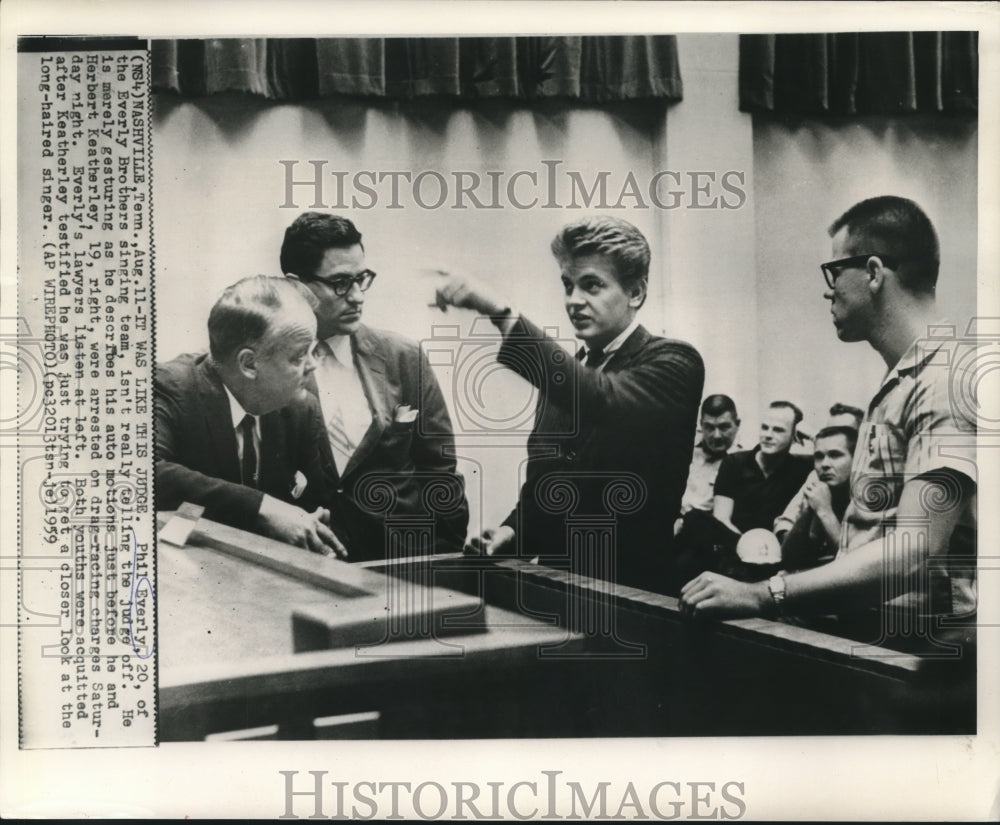 1959 Press Photo Phil Everly with attorneys describes auto motion to judge-Historic Images