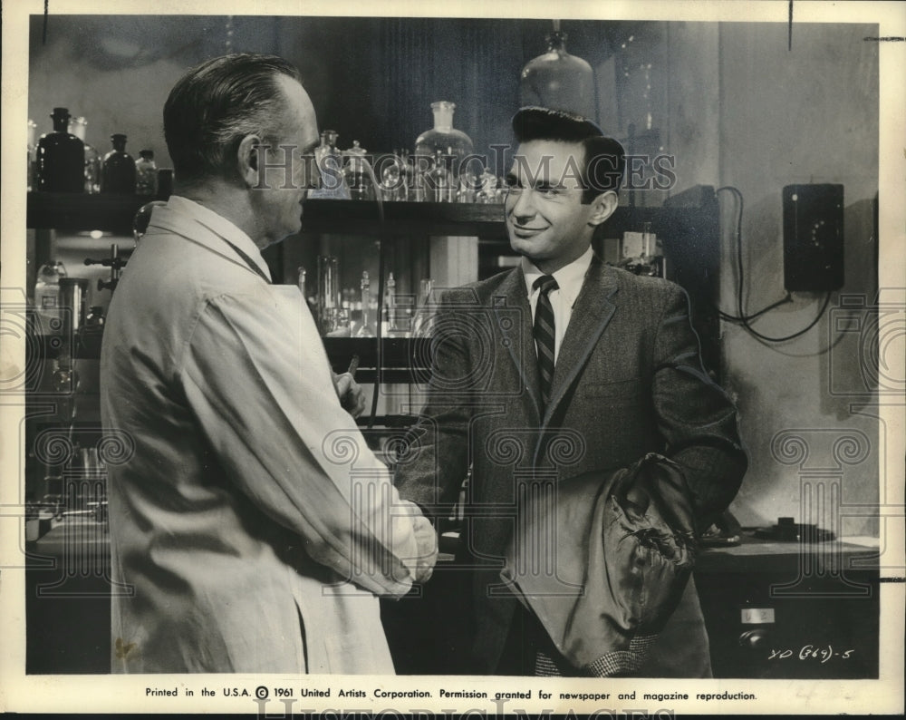 1961 Press Photo Ben Gazzara &amp; Fredric March in scene from &quot;The Young Doctors&quot;-Historic Images