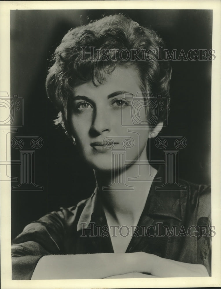 1961 Press Photo R. Leslie Gourse, author of &quot;With Gall and Honey,&quot; Doubleday-Historic Images