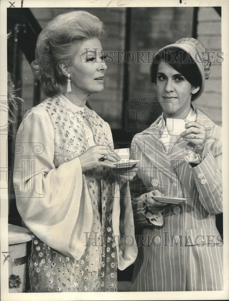 1979 Press Photo Greer Garson &amp; Ruth Buzzi, &quot;Rowan and Martin&#39;s Laugh-In&quot;-Historic Images