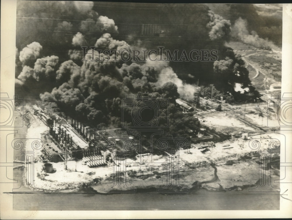 1947 Press Photo Smoke rising from explosion in Louisiana - nox22823-Historic Images