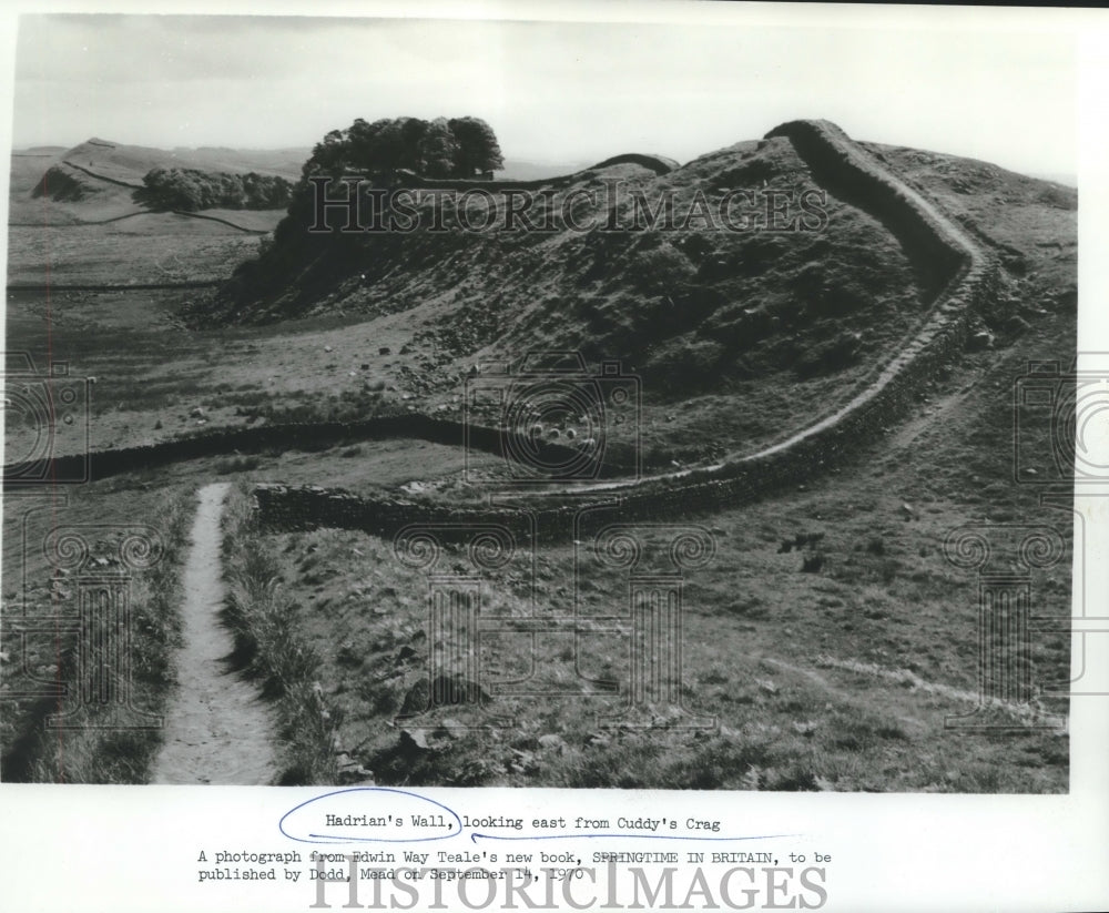 1970 Press Photo Hadrian&#39;s Wall, looking east, from &quot;Springtime in Britain&quot;-Historic Images