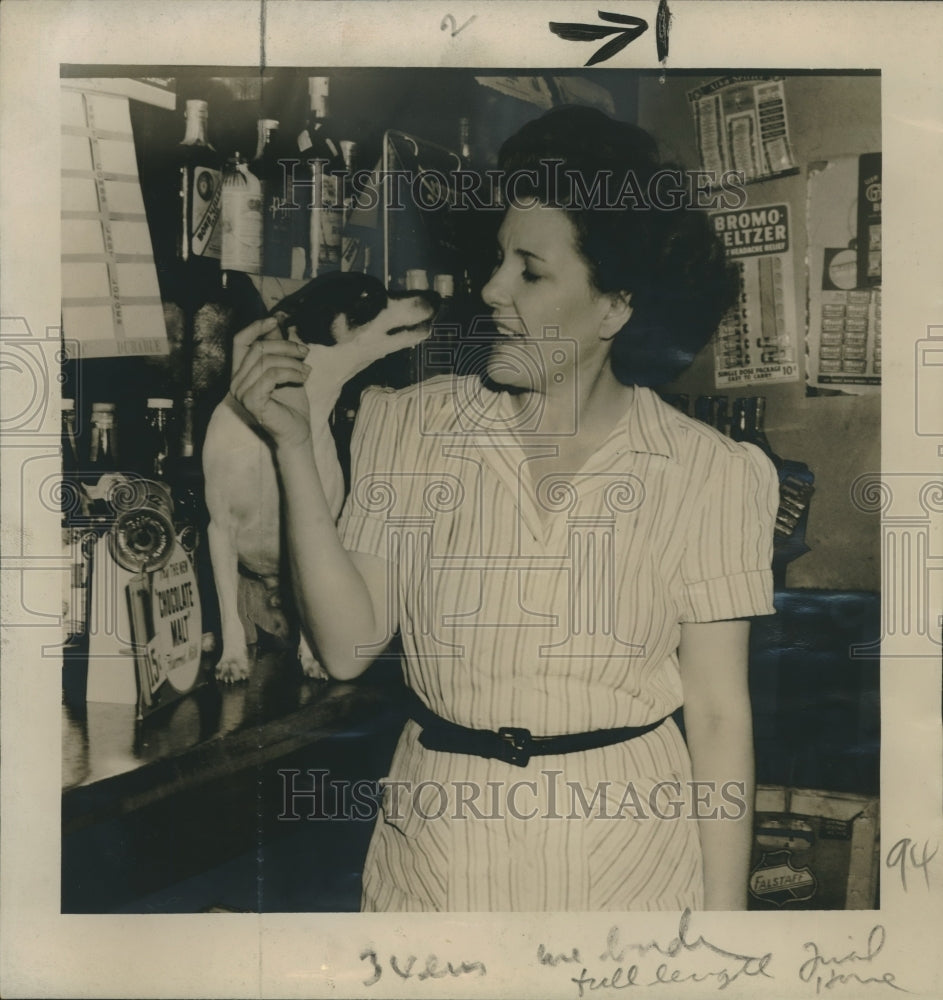 1947 Press Photo Mrs. Manuel Henry and dog after robbery, Little Henry's Bar-Historic Images