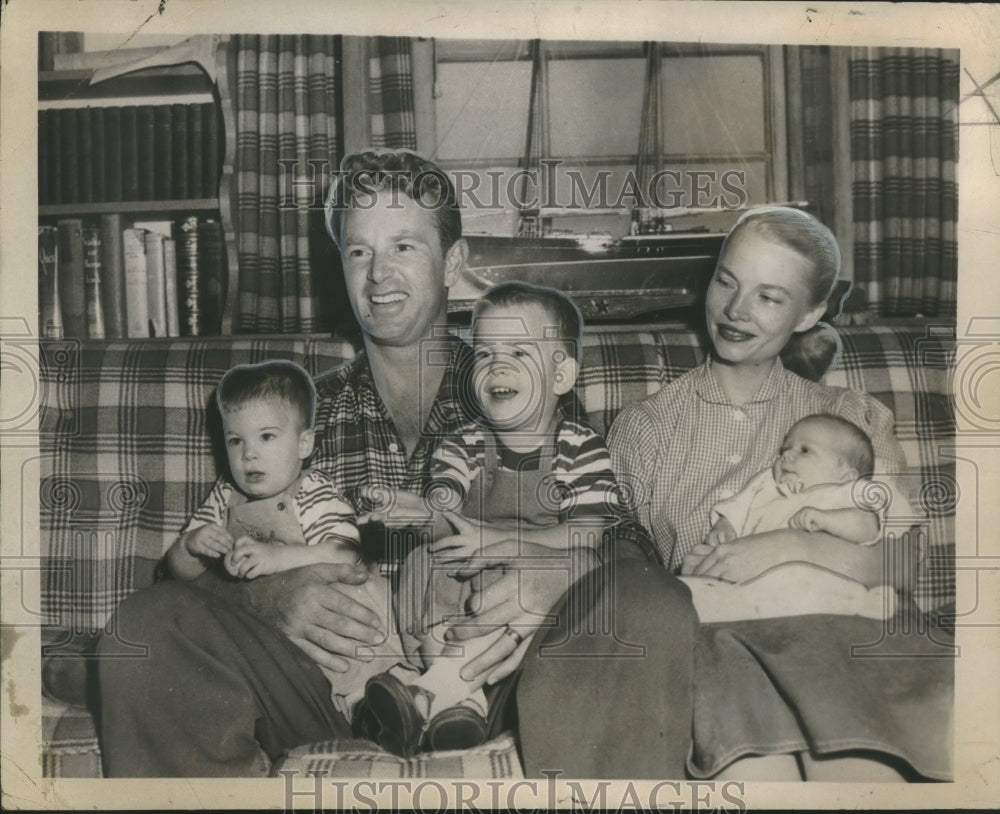 1951 Press Photo Hayden with wife and children Dana, Hayden, Gretcher-Historic Images