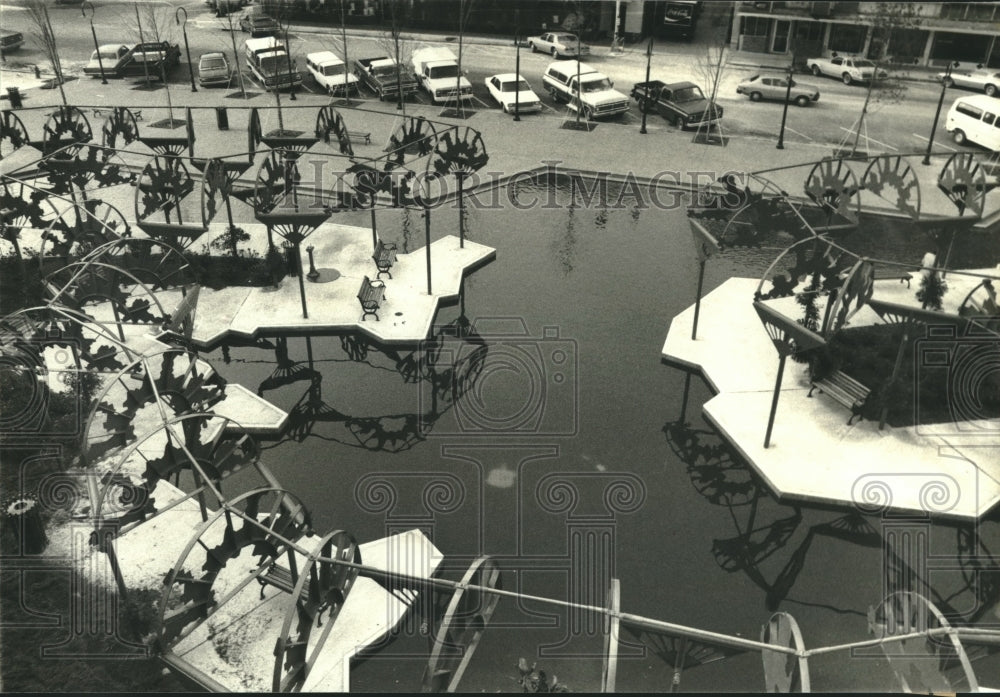 1981 Press Photo Harbor Square Park Pool with Pergolas, Gulfport, Mississippi- Historic Images