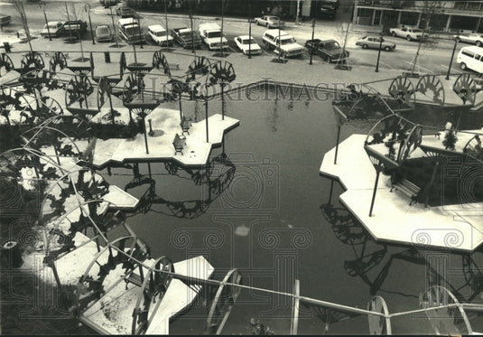 1981 Press Photo Harbor Square Park Pool with Pergolas, Gulfport, Mississippi- Historic Images
