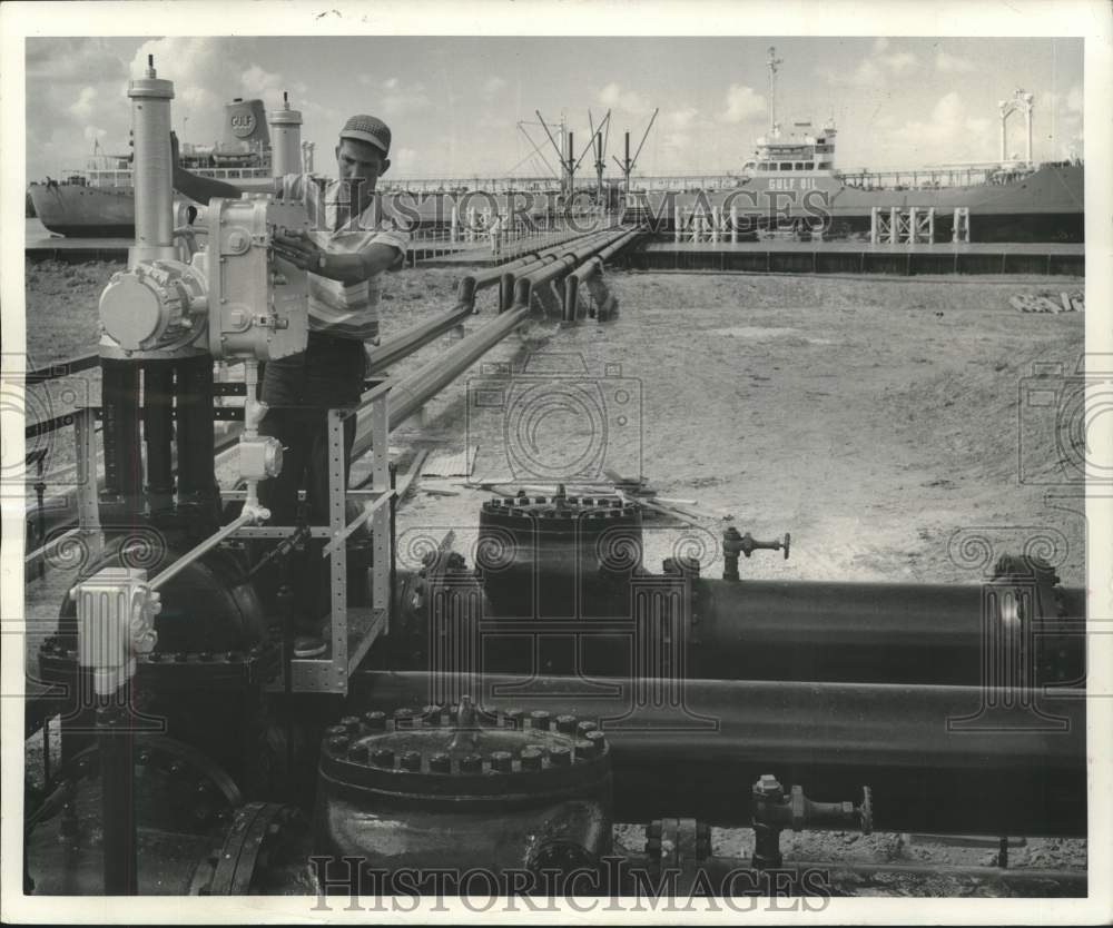 1958 Press Photo Gulf Oil Employee Starts Pumps to Load Oil Tanker, Louisiana-Historic Images