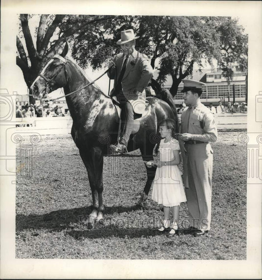 1953 Press Photo R. C. Hughes rides Prides Rose with Kit Davidson, Others near- Historic Images