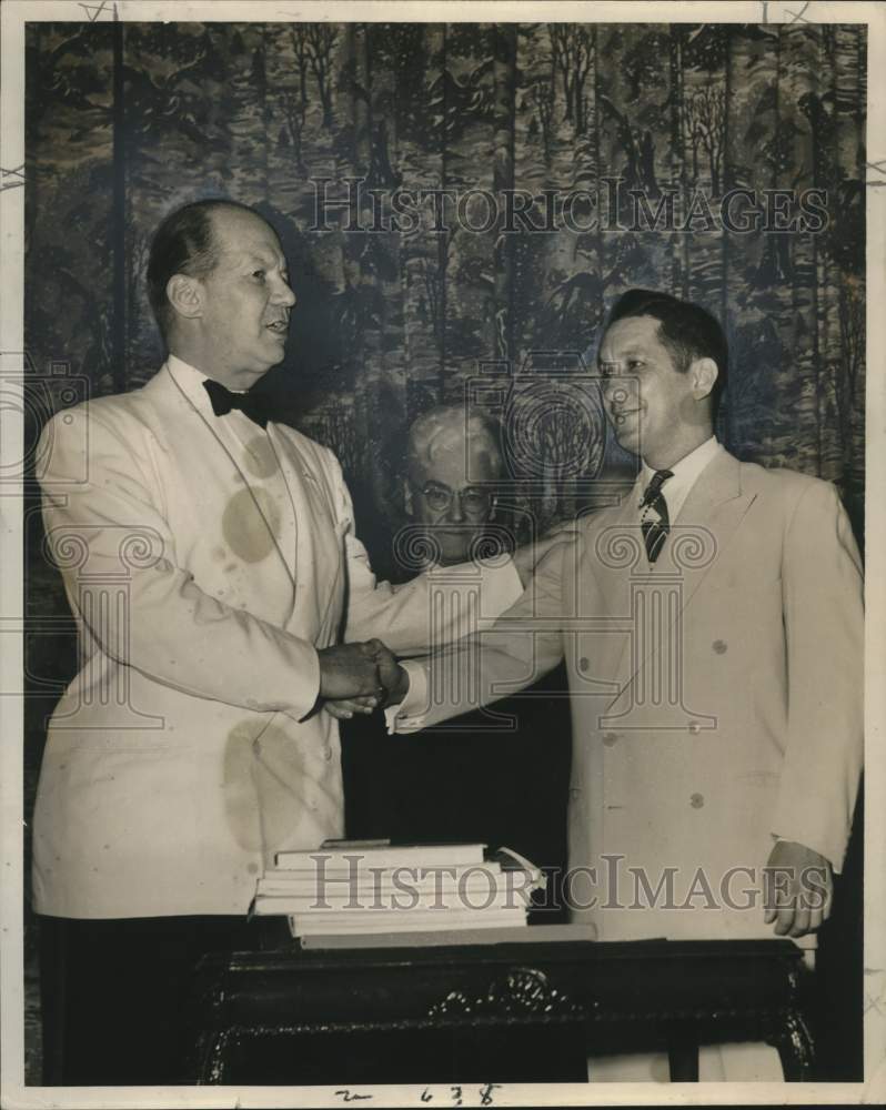 1951 Press Photo Lionel Vasse shakes hands with Henry Heymann, French Awards - Historic Images