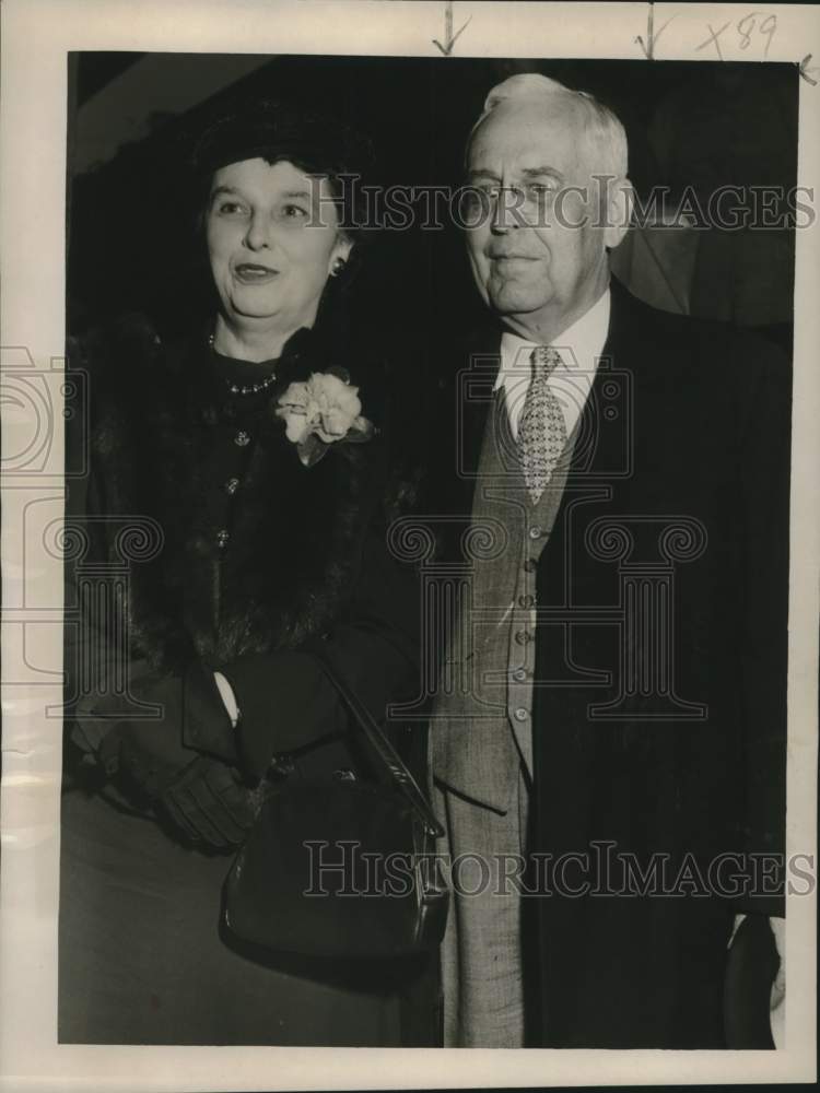 1953 Press Photo Bishop Ivan Lee Holt arrives in New Orleans with his wife - Historic Images