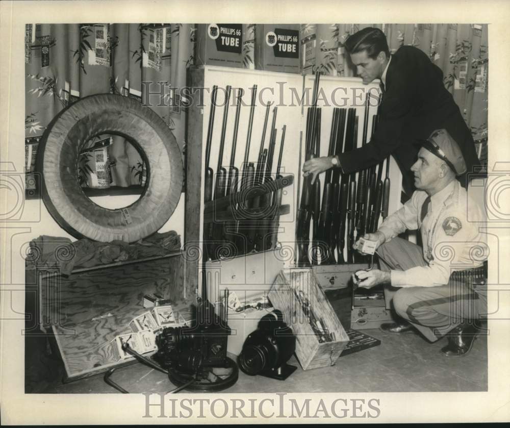 1957 Press Photo Deputy Sheriff Pete Anderson, Lieutenant Roy Jacobs with Guns-Historic Images