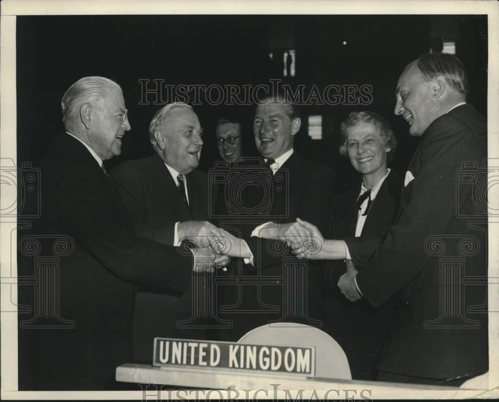 1952 Press Photo U.S. & British United Nations Delegates Shake Hands - nox26961-Historic Images