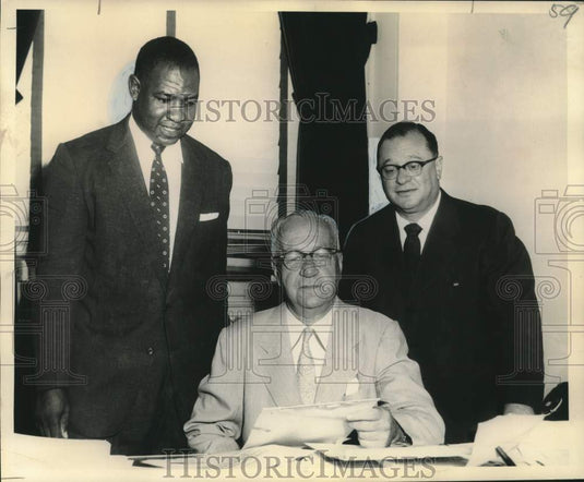 1954 Press Photo New Orleans Councilman Proclaims "Skate-Mo-Bile Derby Day"-Historic Images