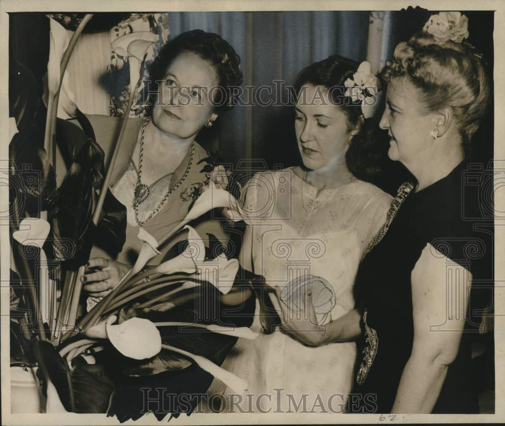 1947 Press Photo Officers of Lakeview Garden Club admire Lily&#39;s - nox27148-Historic Images