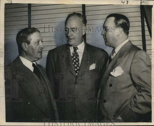 1946 Press Photo Hilton Hotel Execs, Realtor Discuss New Hotel for New Orleans-Historic Images