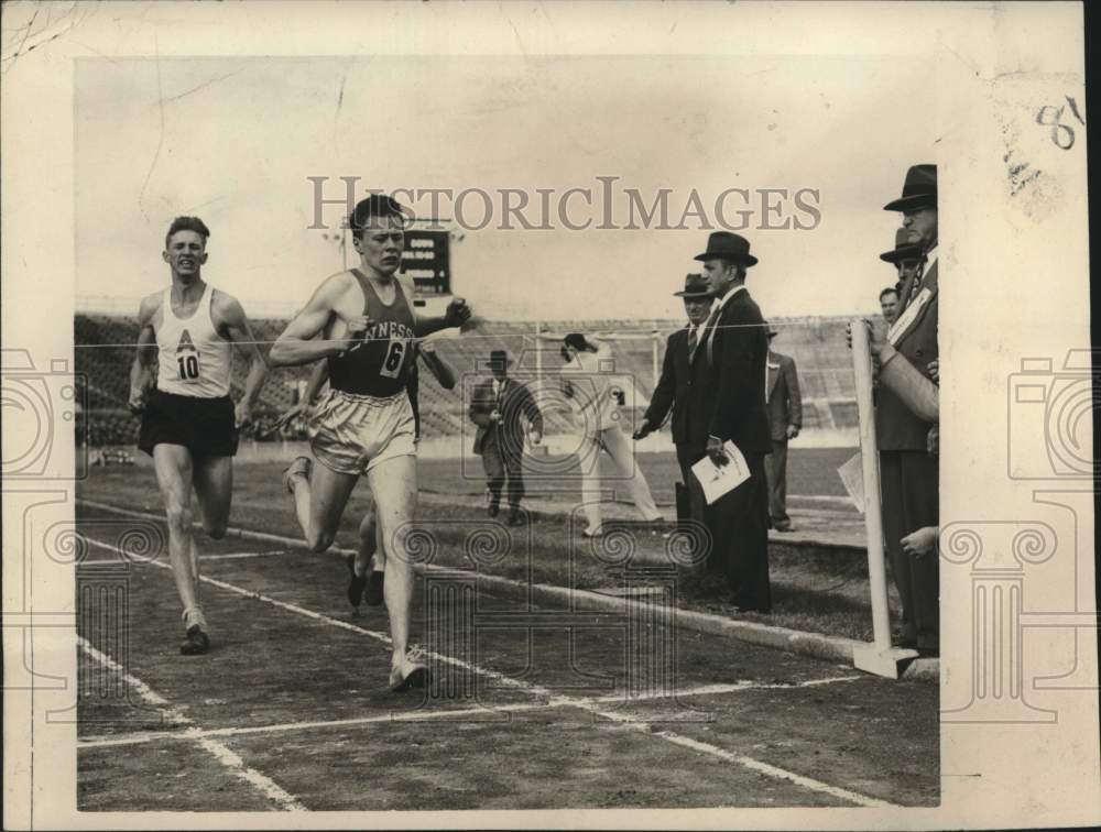 1949 Press Photo Alfred Holmberg Breaks Tape in Mile Run, New Orleans Sugar Bowl-Historic Images