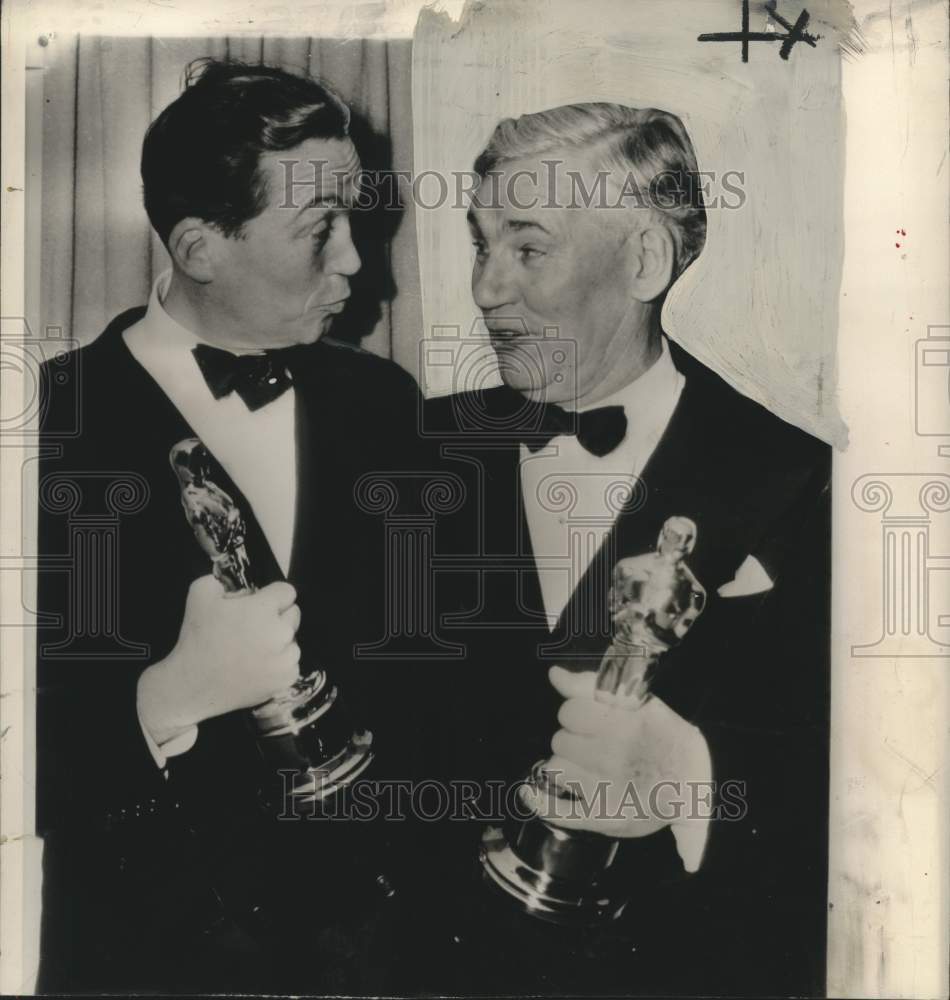 1949 Press Photo Father &amp; Son John &amp; Walter Huston Win Oscars - nox27651- Historic Images