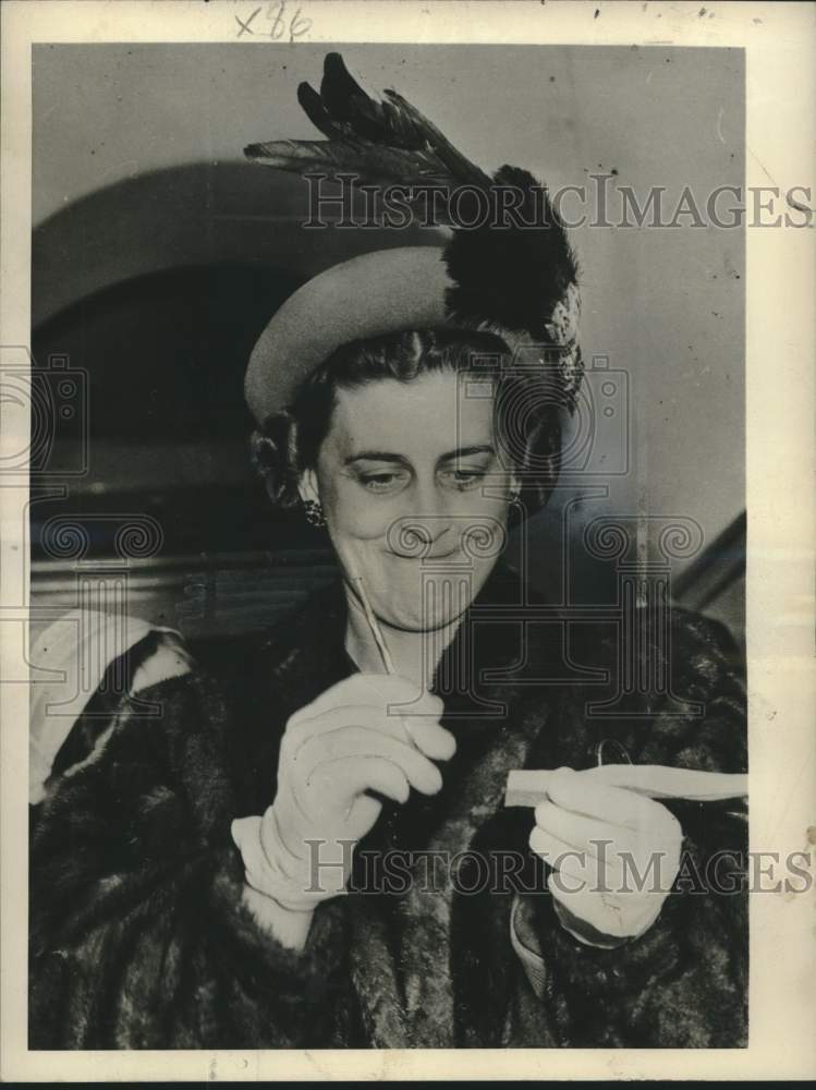 1946 Press Photo Duchess of Kent Cuts Ribbon at St. George&#39;s Hospital, London-Historic Images