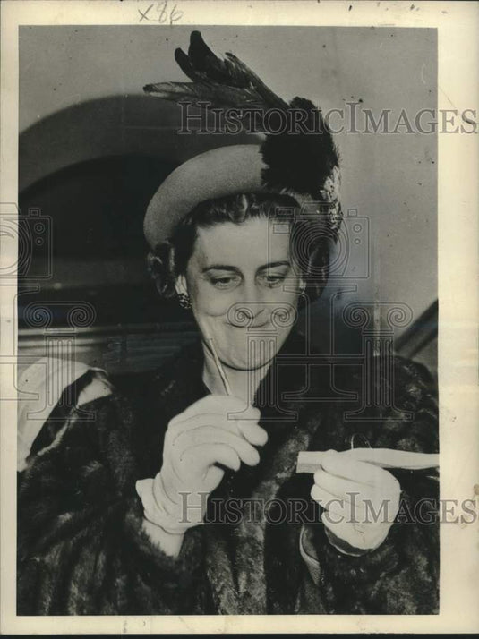 1946 Press Photo Duchess of Kent Cuts Ribbon at St. George's Hospital, London-Historic Images