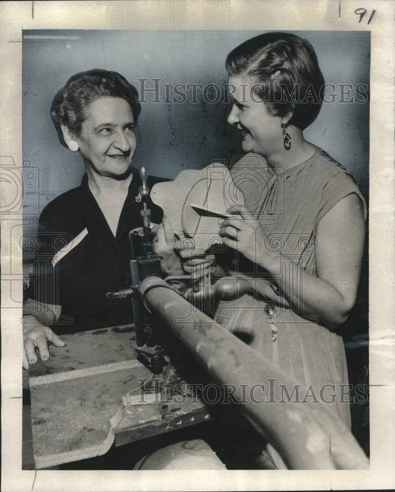 1955 Press Photo Ladies in Jewish Community Center Hobby Shop, New Orleans-Historic Images