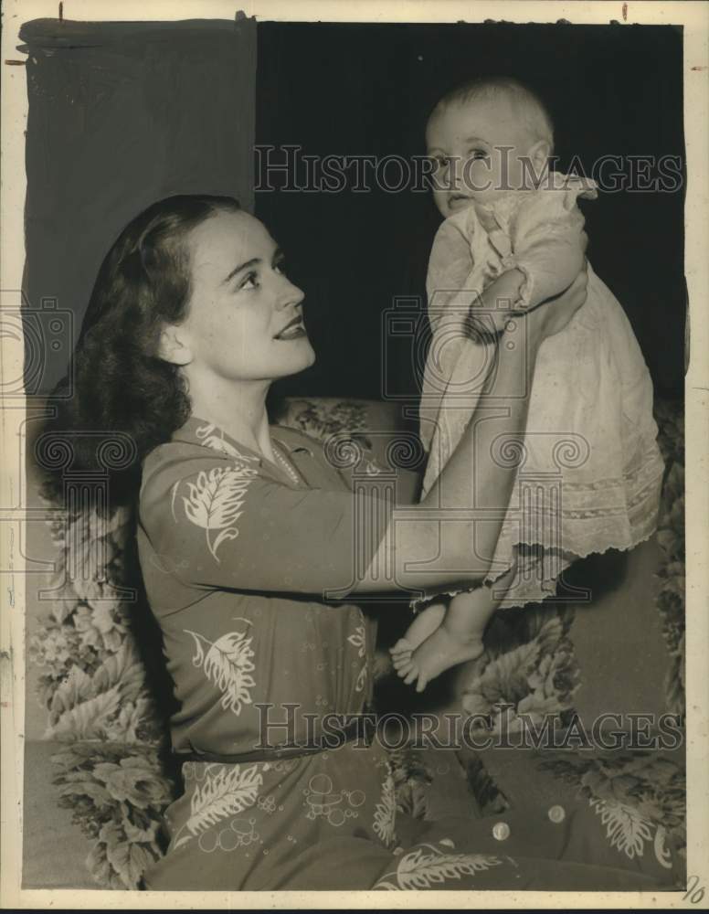 1943 Press Photo Mrs. Richard Kahle &amp; Baby - nox28084-Historic Images